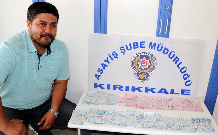 mniyete gelerek parayı teslim alan ev hanımı Mehtap Yumuş'un eşi Deniz Yumuş, polis ekiplerine teşekkür etti.