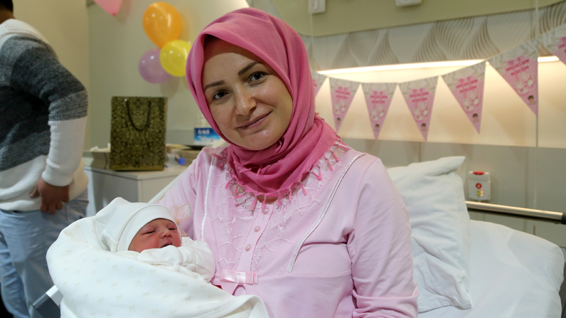 Türkiyede yeni yılın ilk bebekleri dünyaya geldi