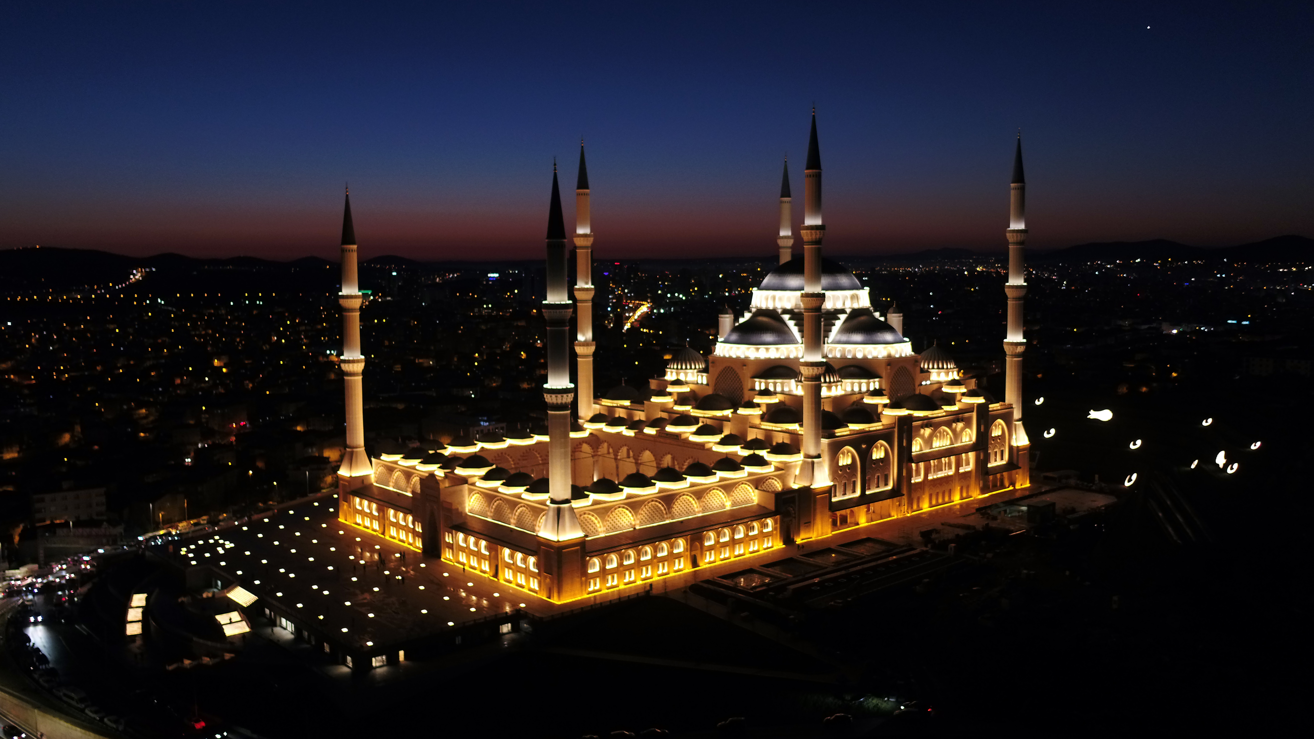 turkey s largest mosque opens for worship in istanbul