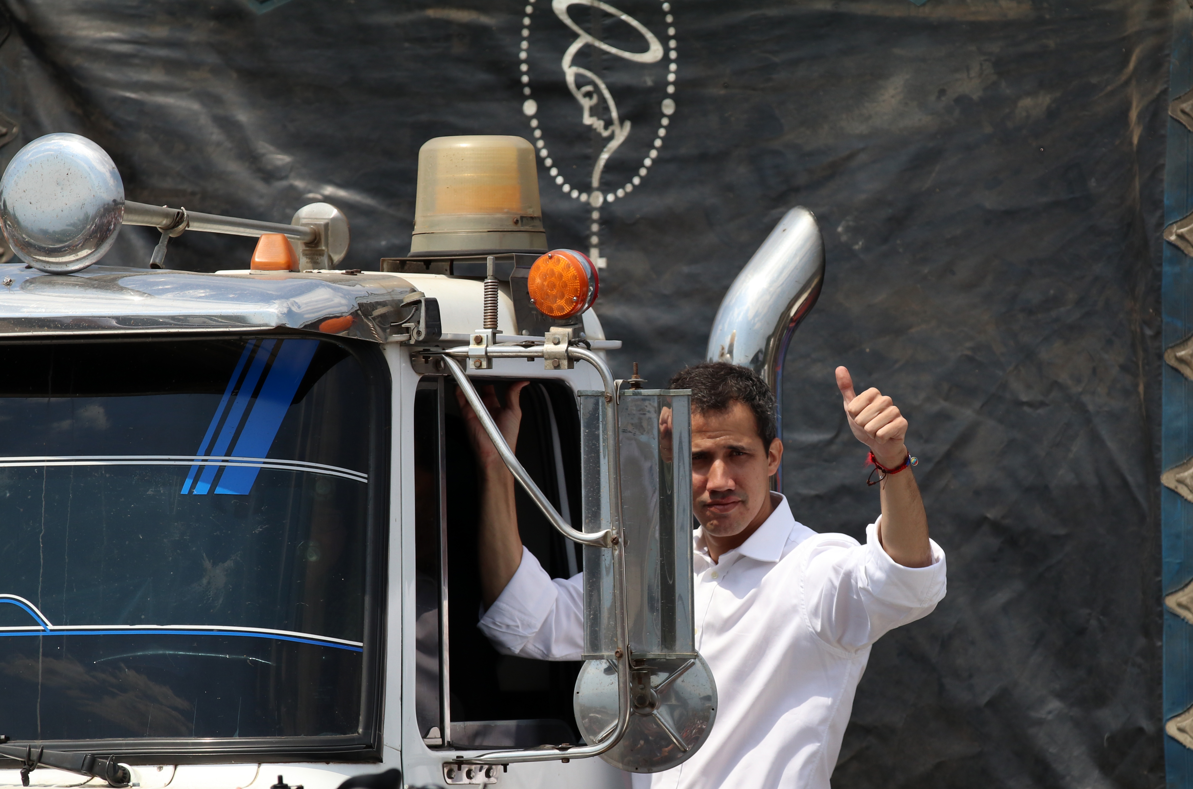 El autoproclamado presidente interino de Venezuela, Juan Guaidó, en la ciudad colombiana de Cúcuta, donde recibió 14 tractomulas con ayuda humanitaria del presidente de Colombia Iván Duque. (Lokman İlhan - Agencia Anadolu)