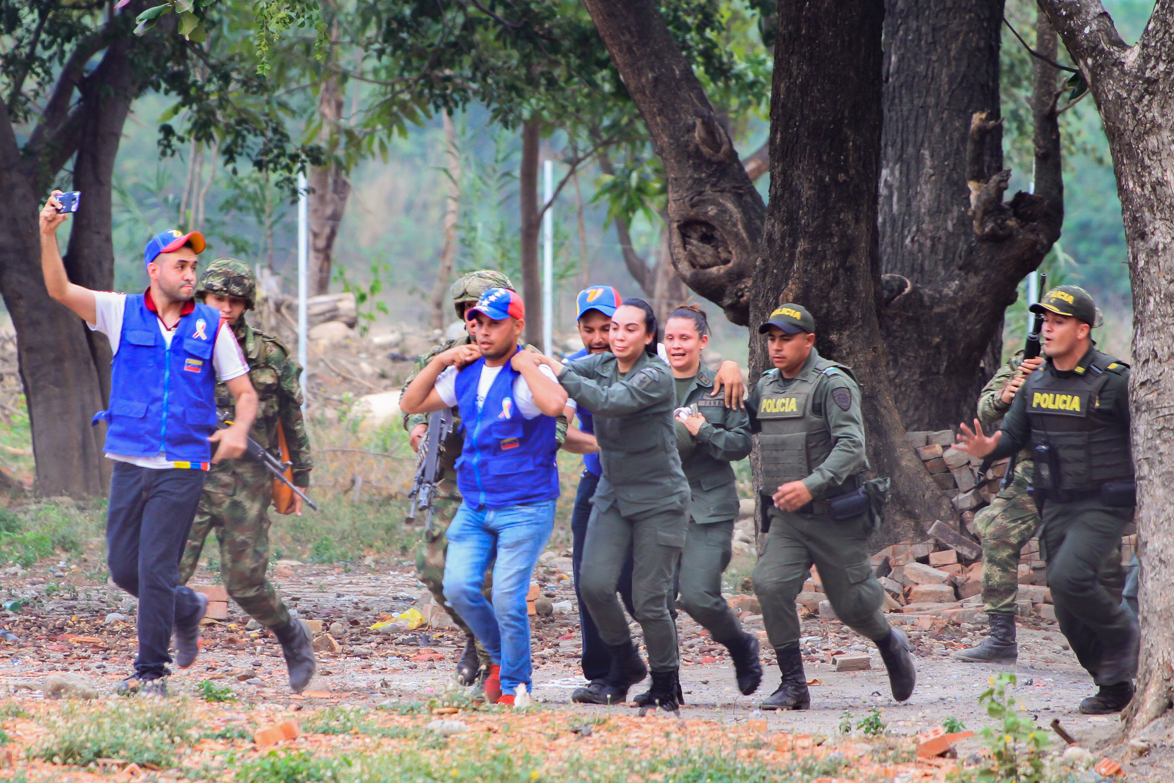 Mujeres de la Policía bolivariana desertan en Norte de Santander, Colombia, el 23 de febrero de 2019. (Daniel Salgar Antolinez - Agencia Anadolu).