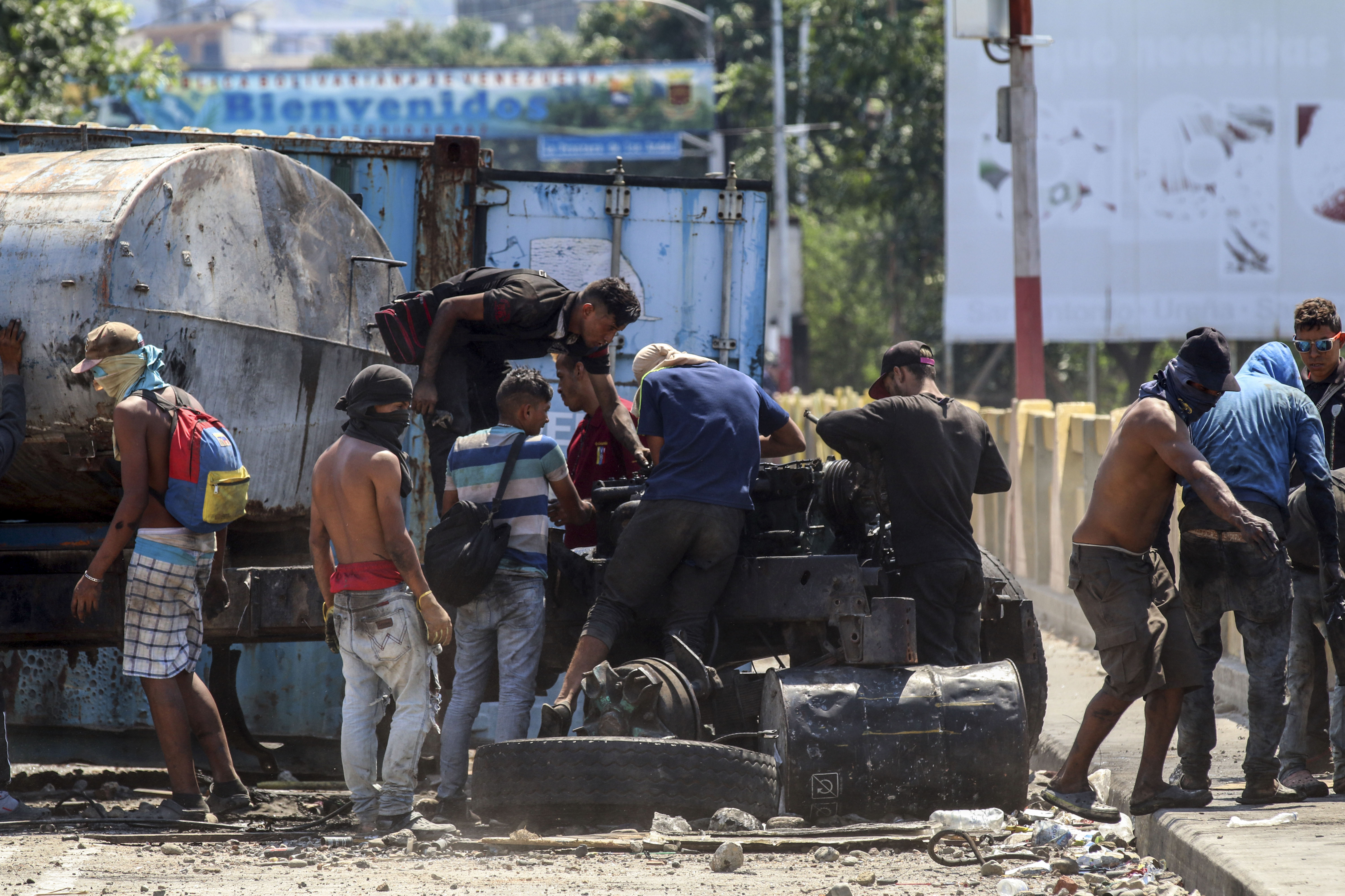 Un grupo de personas desmantela un carrotanque en el Puente Internacional Simón Bolívar. (Lokman İlhan - Agencia Anadolu) 