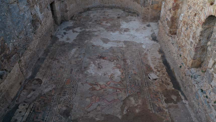 Археологи обнаружили в Анталье античную мозаику Геракла