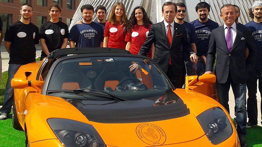 İş adamı Ali Ağaoğlu, 2010'da Türkiye'ye getirttiği Tesla Roadster'i 2012 yılında İTÜ Makine Fakültesi'ne bağışlamıştı. (AA Arşiv 04.04.2012)