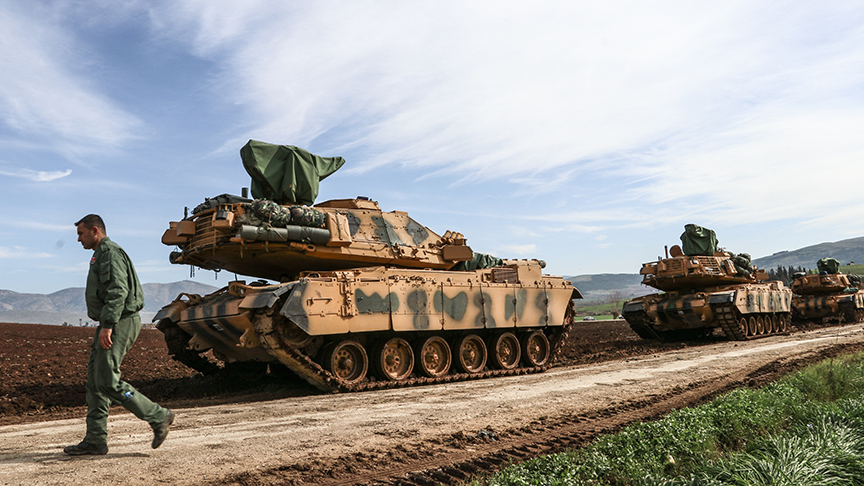 Türk Silahlı Kuvvetlerince (TSK) yürütülen Zeytin Dalı Harekatı kapsamında sınır birliklerine tank, zırhlı personel taşıyıcı ve hafif zırhlı araç sevkiyatı devam etti.