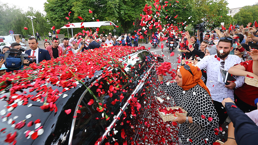 Cumhurbaşkanı Erdoğan Mecliste çiçeklerle karşılandı