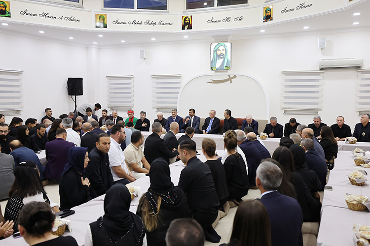 Cumhurbaşkanı Erdoğan Pendik'teki cemevinde muharrem ayı iftarına katıldı - Resim : 2