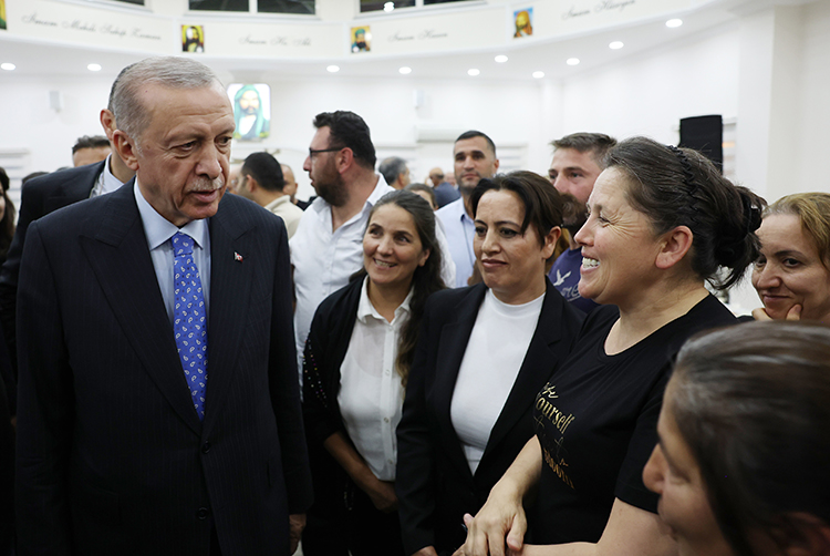 Cumhurbaşkanı Erdoğan Pendik'teki cemevinde muharrem ayı iftarına katıldı - Resim : 5