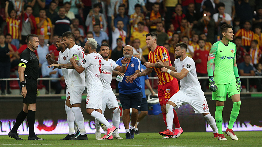 Antalyasporlu oyuncu Basilio Da Silva (8) karşılaşmanını hakemi Hüseyin Göçek'in (solda) kırmızı kart kararına tepki gösterdi. (AA/Sercan Küçükşahin)