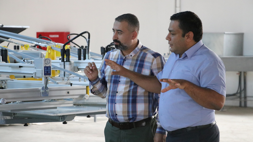 KOSGEB Siirt İl Müdürü Ömer Erkılıç (sağda), fabrikada incelemede bulundu.