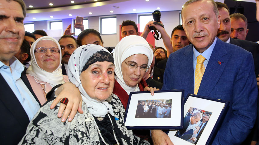 Cumhurbaşkanı Erdoğan'a Uluslararası Saraybosna Üniversitesi tarafından fahri doktora tevdi edildi. Törende Cumhurbaşkanı Erdoğan, kendisine sevgi gösteren vatandaşlarla selamlaştı.