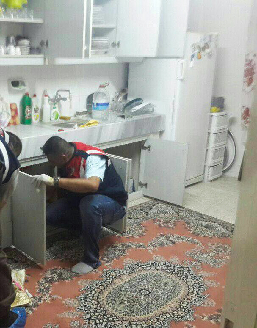 Çetin Şen'in FETÖ'nün darbe girişimi nedeniyle aranan 2 askerin yakalandığı Tire'deki evinde yapılan polis araması.