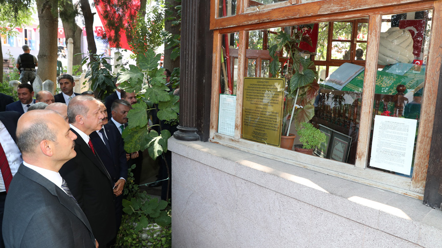 Erdoğan, cuma namazını Balıkesir'deki Zağanos Paşa Camisi'nde kıldı. Erdoğan, namazın ardından cami bahçesinde bulunan Zağanos Paşa Türbesi'ni de ziyaret ederek dua okudu.