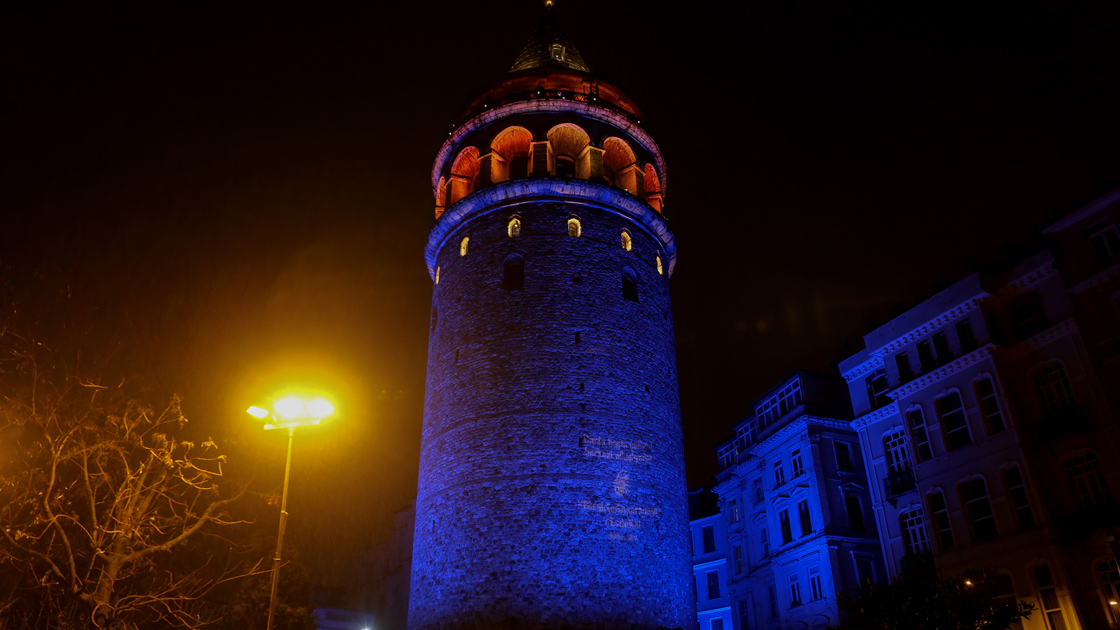 İstanbul'un simge yapıları otizm farkındalığı için maviye büründü - Resim : 1