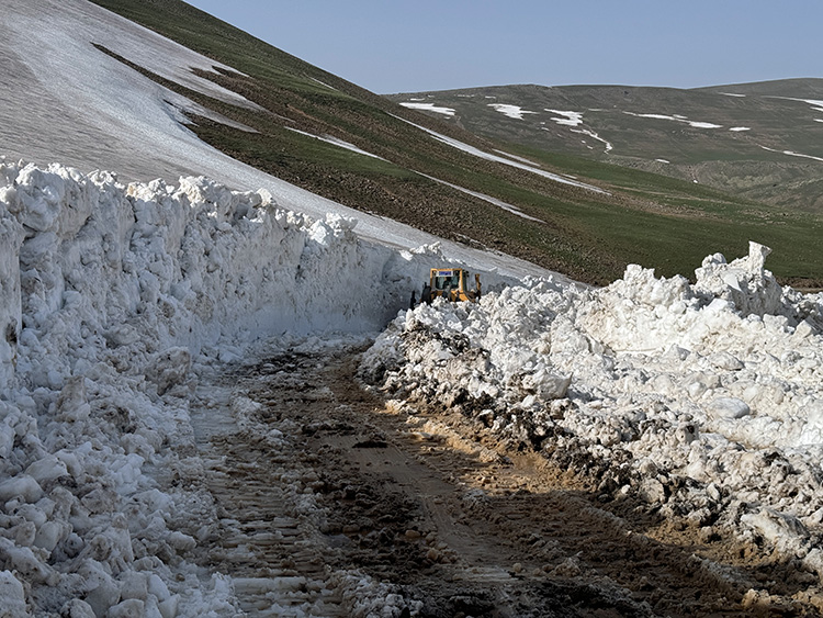 Ağrı'da ekipler, dev kar kütlelerine karşı mücadelede ediyor!-Bursa Hayat Gazetesi-4