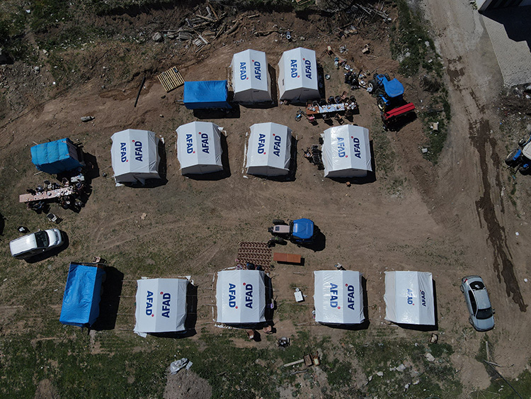 Tokat Sulusaray'da depremzedelere çadır yardımı ulaştı!