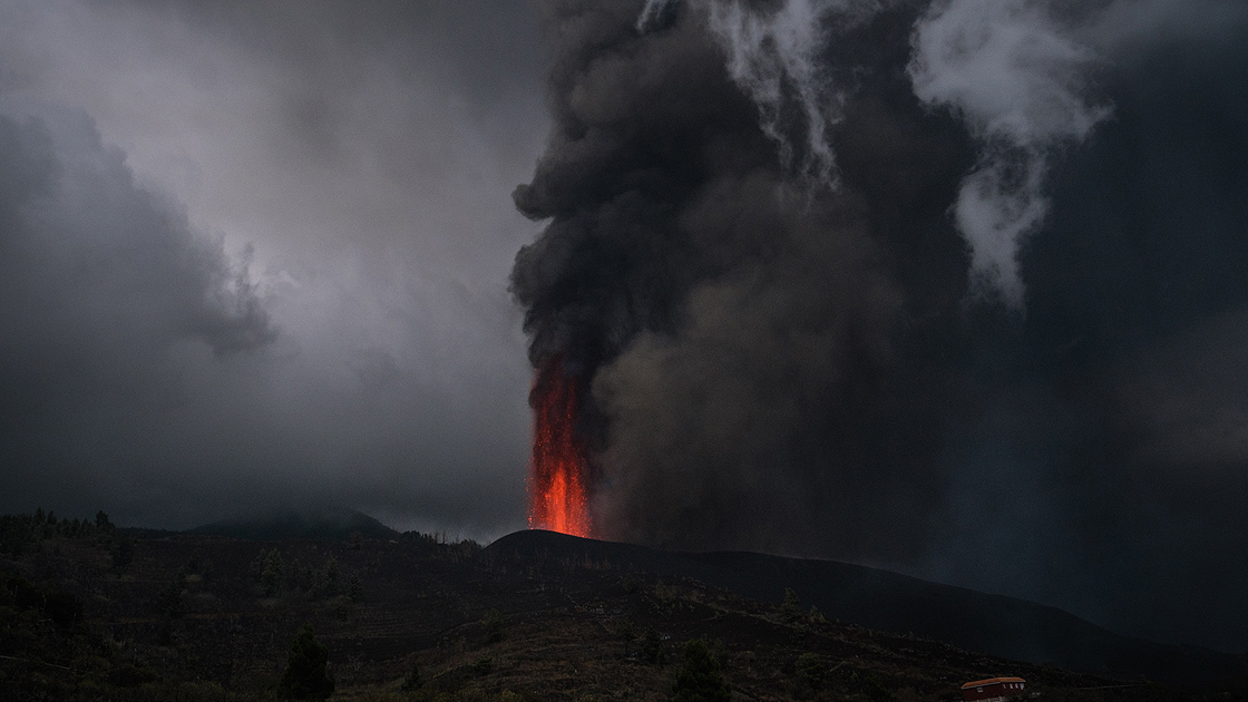 Kanarya Adaları'nda yüzlerce evi lav altında bırakan yanardağdaki şiddetli patlamalar sürüyor