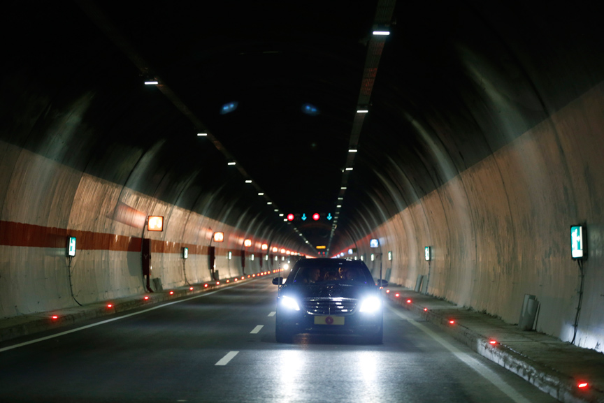 Cumhurbaşkanı Erdoğan, açılışın ardından tünelin içinde makam aracını kullandı. Tünelin 6 kilometrelik bölümünü araçla gidip gelen Erdoğan'a, TBMM Başkanı İsmail Kahraman ile Ulaştırma Denizcilik ve Haberleşme Bakanı Ahmet Arslan eşlik etti.