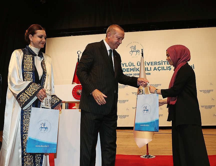 Dokuz Eylül Üniversitesi Akademik Yılı Açılış Töreni’ne katılan Cumhurbaşkanı Erdoğan, öğrencilere hediye verdi.