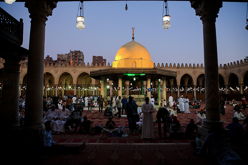 Mısır'ın başkenti Kahire'deki Müslümanlar, Kurban Bayramı namazı için Amr bin As Camisi'ne akın etti.