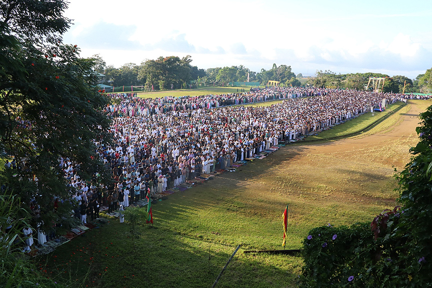 Filipinlerin Mindanao adasındaki Bangsamoro'da halk, bayram namazı için camilere akın etti.