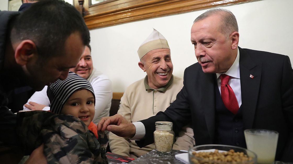 Cumhurbaşkanı Erdoğan vatandaşlarla boza içti - Resim : 1