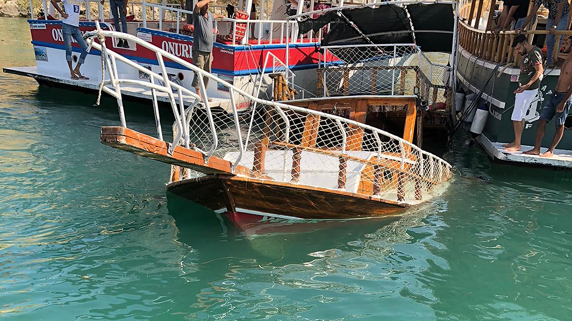 Şanlıurfa'da tur teknesi battı - Resim : 1