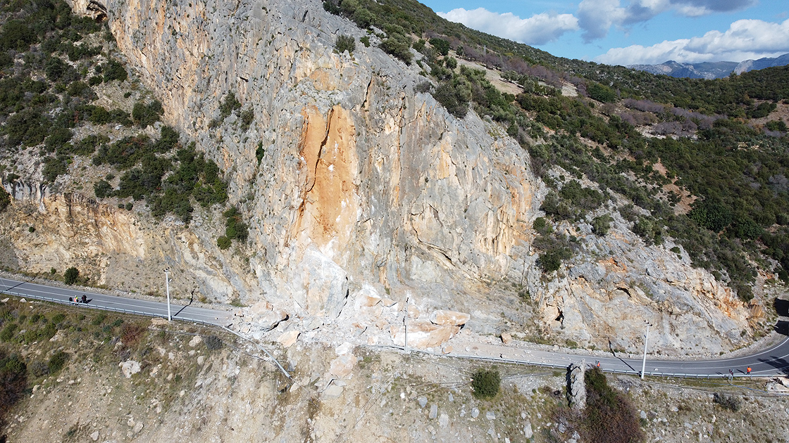 Düşen kayalar kara yolunu kapattı - Resim : 2