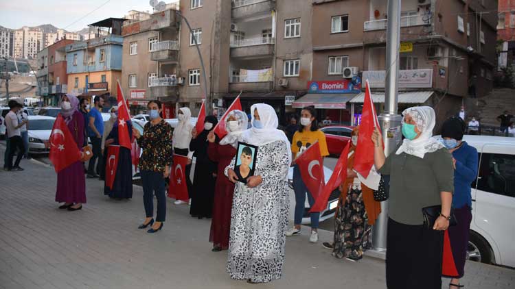 Çocukları dağa kaçırılan anneler HDP'ye ve PKK'ya lanet okudu - Resim : 1