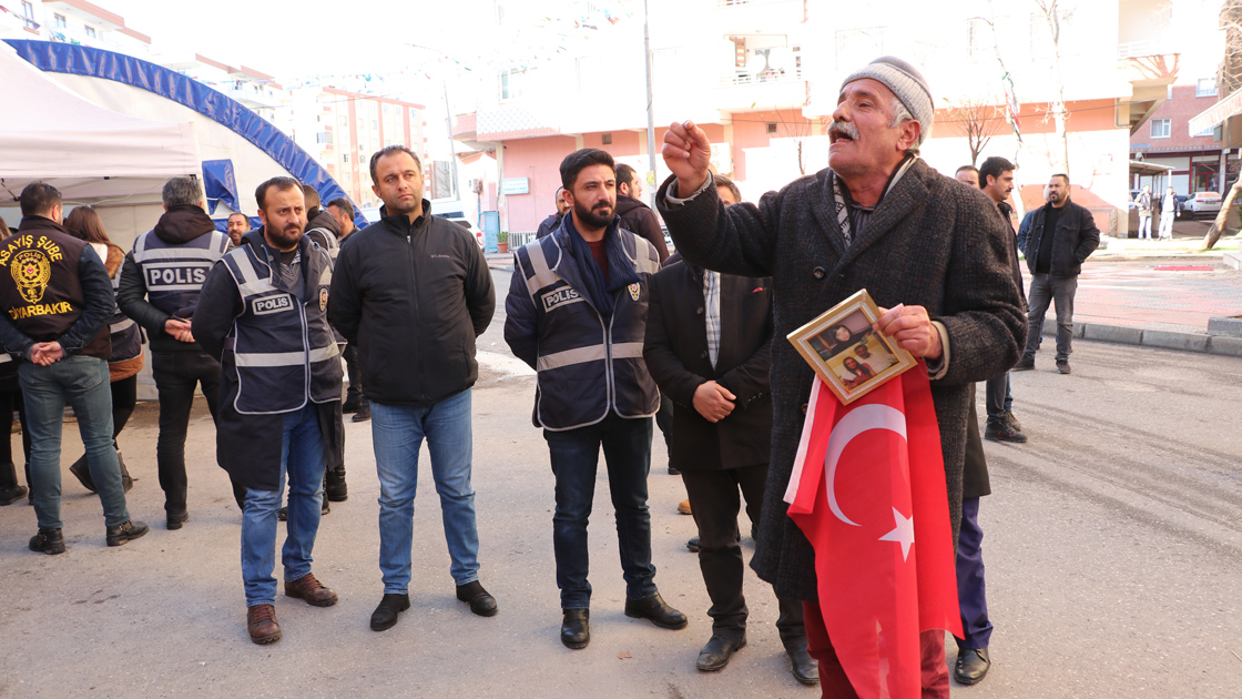 Evladı kaçırılan babadan HDP'ye Türk bayraklı tepki - Resim : 1